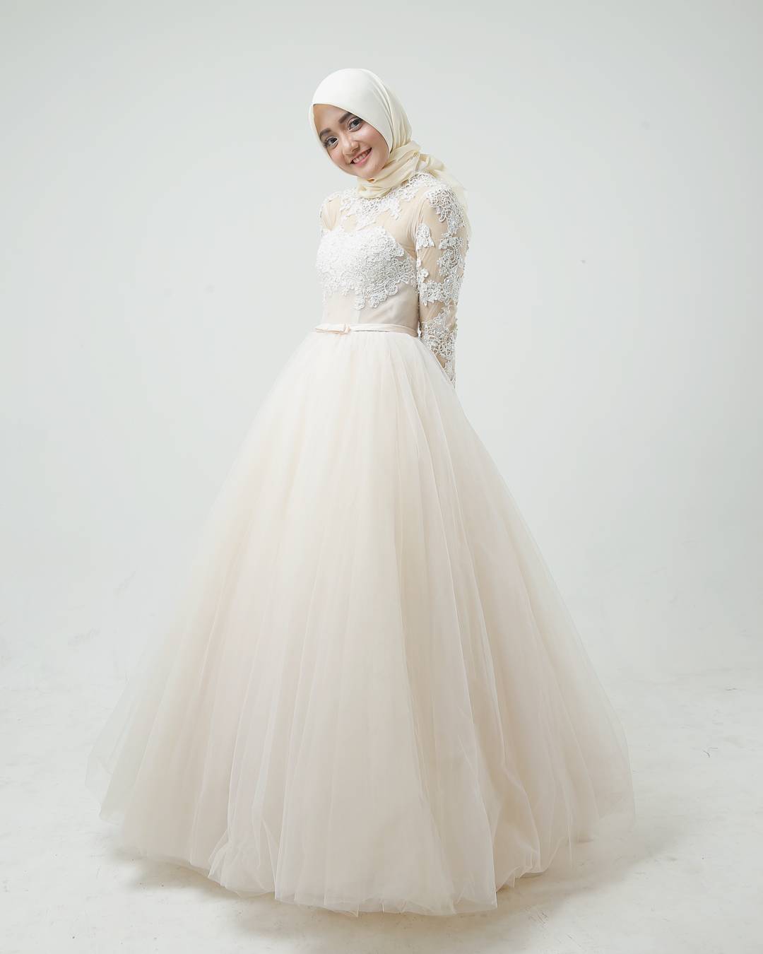 Heboh Wajahnya di Mana-mana, 10 Potret Ardhita Gita Model Hijab yang Viral