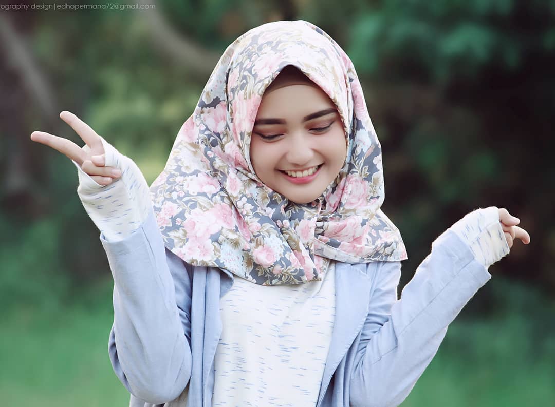 Heboh Wajahnya Di Mana Mana 10 Potret Ardhita Gita Model Hijab Yang