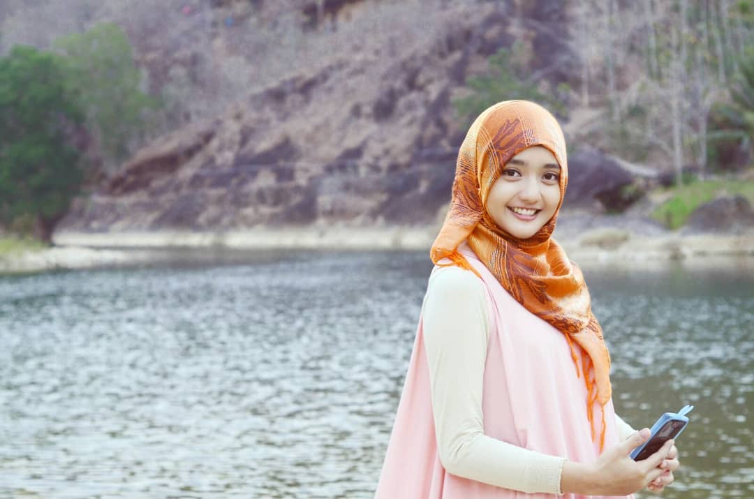 Heboh Wajahnya di Mana-mana, 10 Potret Ardhita Gita Model Hijab yang Viral