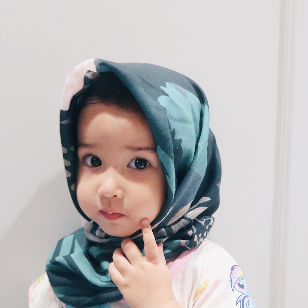 10 Potret Menggemaskan Anak Artis Saat Mengenakan Hijab