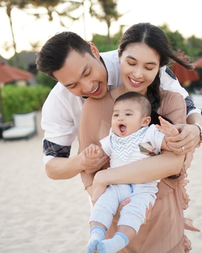 9 Cerita Unik Sandra Dewi Saat Mengurus Raphael Moeis yang Super Imut