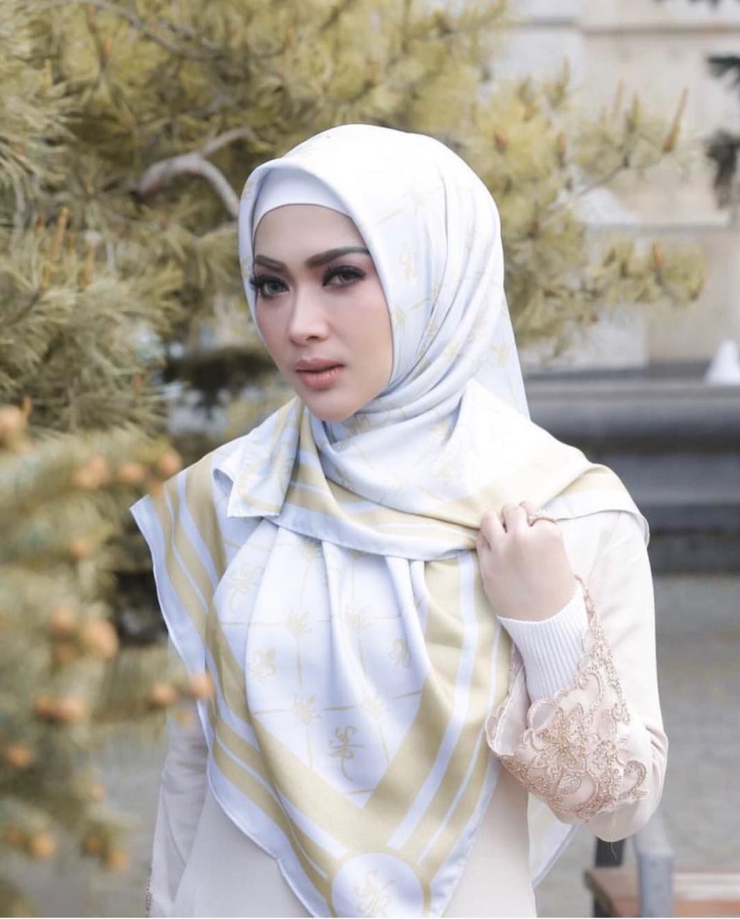 10 Bisnis Hijab Artis Indonesia Referensi Busana Kece Saat Lebaran