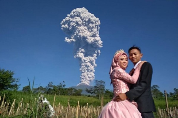  Viral Foto Prewedding Berlatar Erupsi Merapi Begini Kisahnya