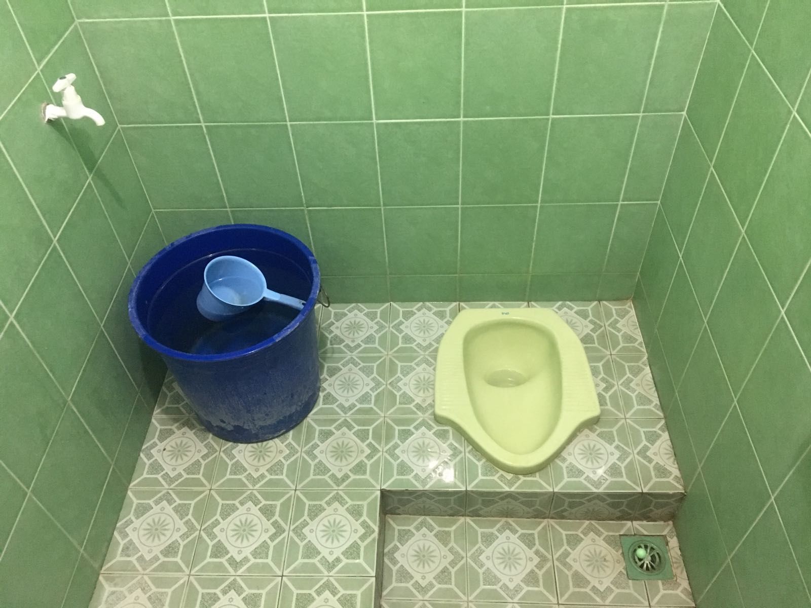 Berada di belakang, tetapi sangat diperlukan. WC bersih di setiap perjalanan.