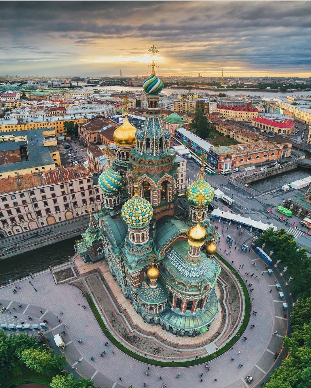 Russian places. Храм Спаса-на-крови Санкт-Петербург. Храм Василия Блаженного в Санкт-Петербурге. Храм в Питере спас на крови. Спас на крови и храм Василия Блаженного.