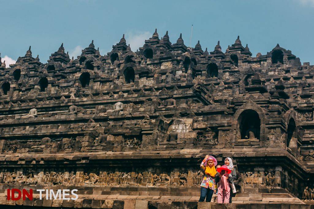 30 Potret Asyiknya Liburan Di Candi Prambanan-Borobudur, Bikin Betah!