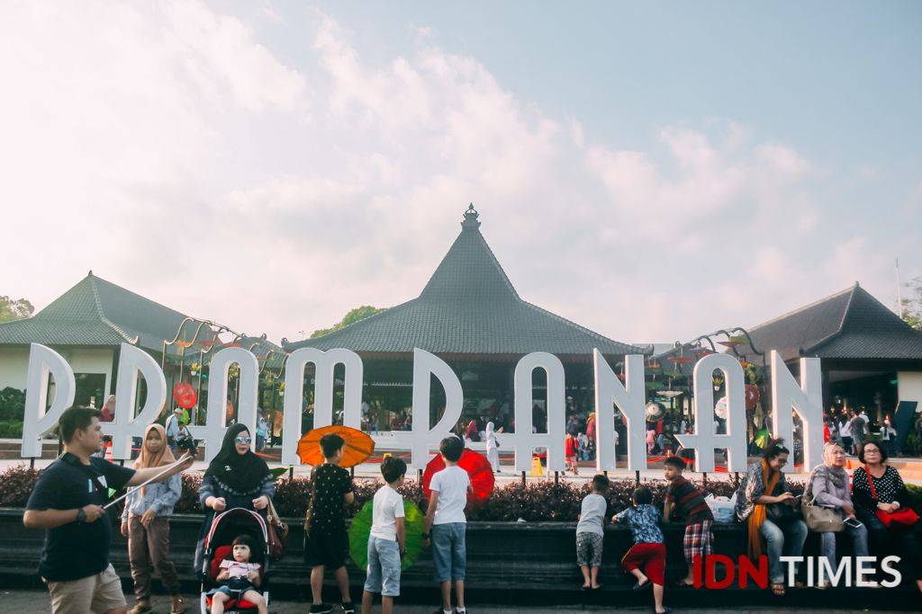 30 Potret Asyiknya Liburan Di Candi Prambanan-Borobudur, Bikin Betah!