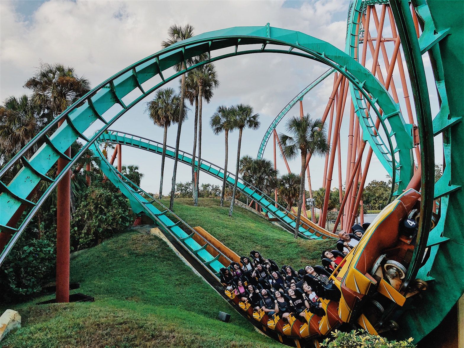 Sudah Tahu Posisi Duduk Terbaik Saat Naik Roller Coaster Ini