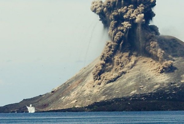 Waspada, Gunung Krakatau Semburkan Lava Pijar