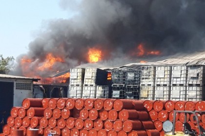Gudang Bahan Kimia Terbakar, 11 Mobil Damkar Diturunkan