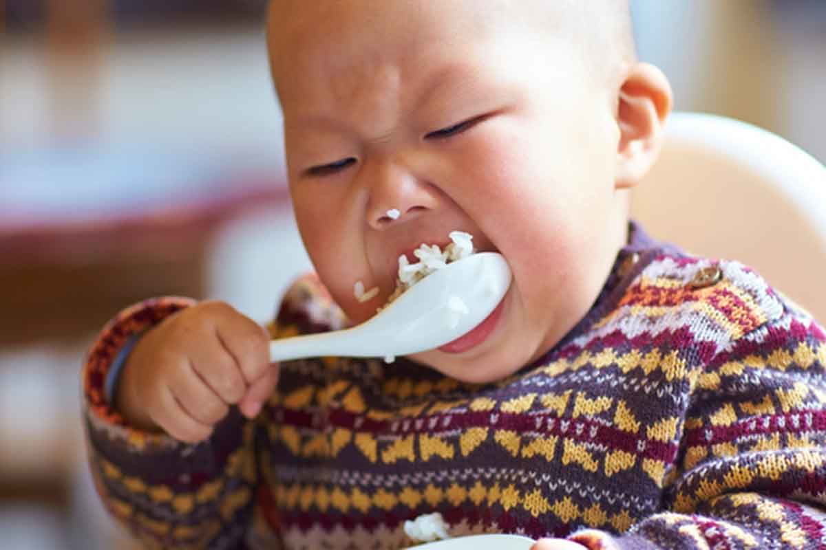 Eating soft rice. Китаец кушает рис. Китайцы завтракают. Малыш кушает.