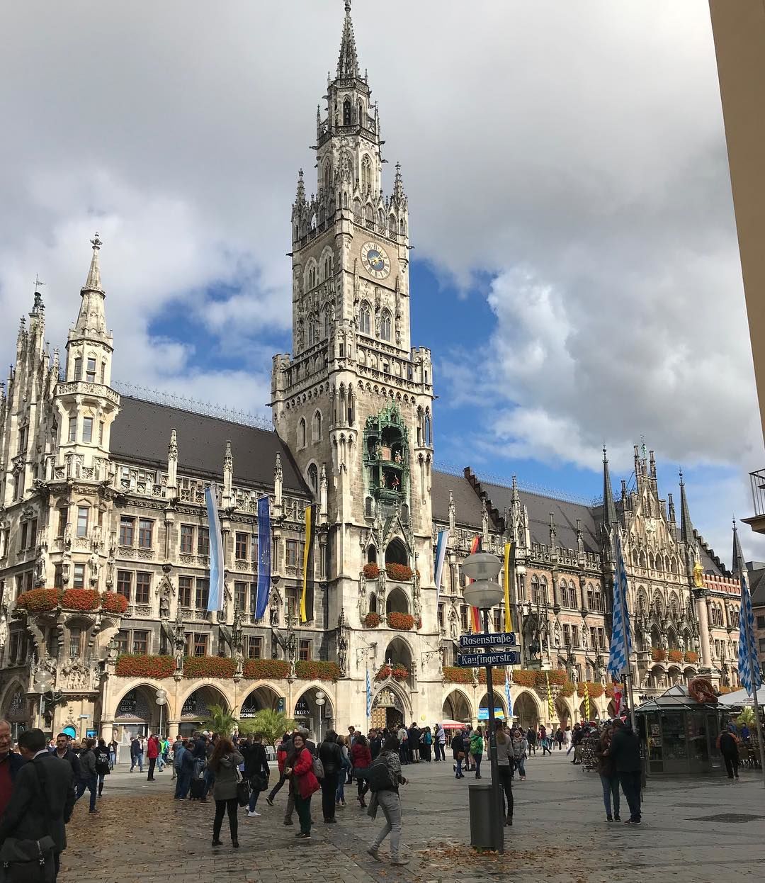 Мюнхен территория. Marienplatz Мюнхен. Мюнхен площадь Мариенплац. Собор в Мюнхене на Мариенплац. Мариин плац Мюнхен.