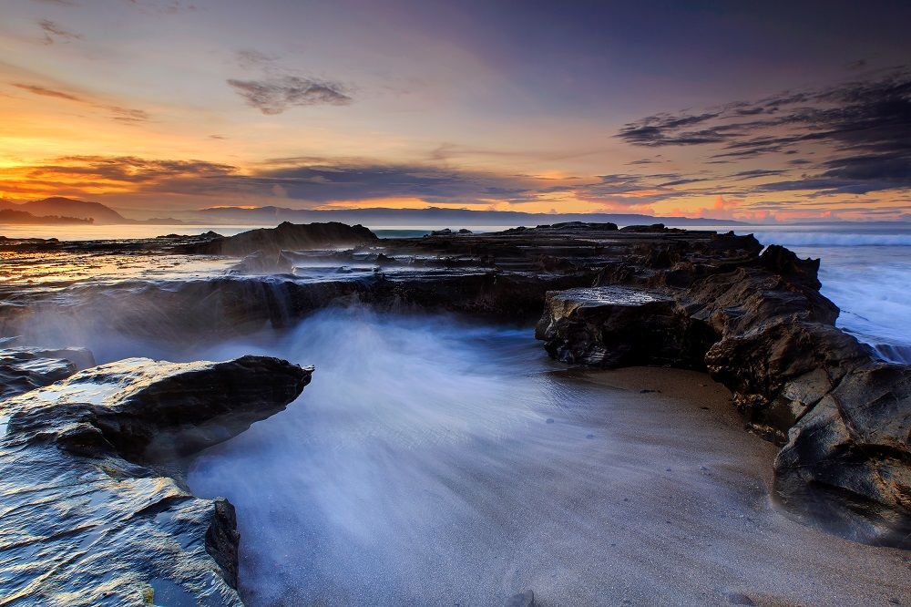 7 Foto Pantai Pelabuhan Ratu Sukabumi yang Eksotis, Pernah ke Sini?