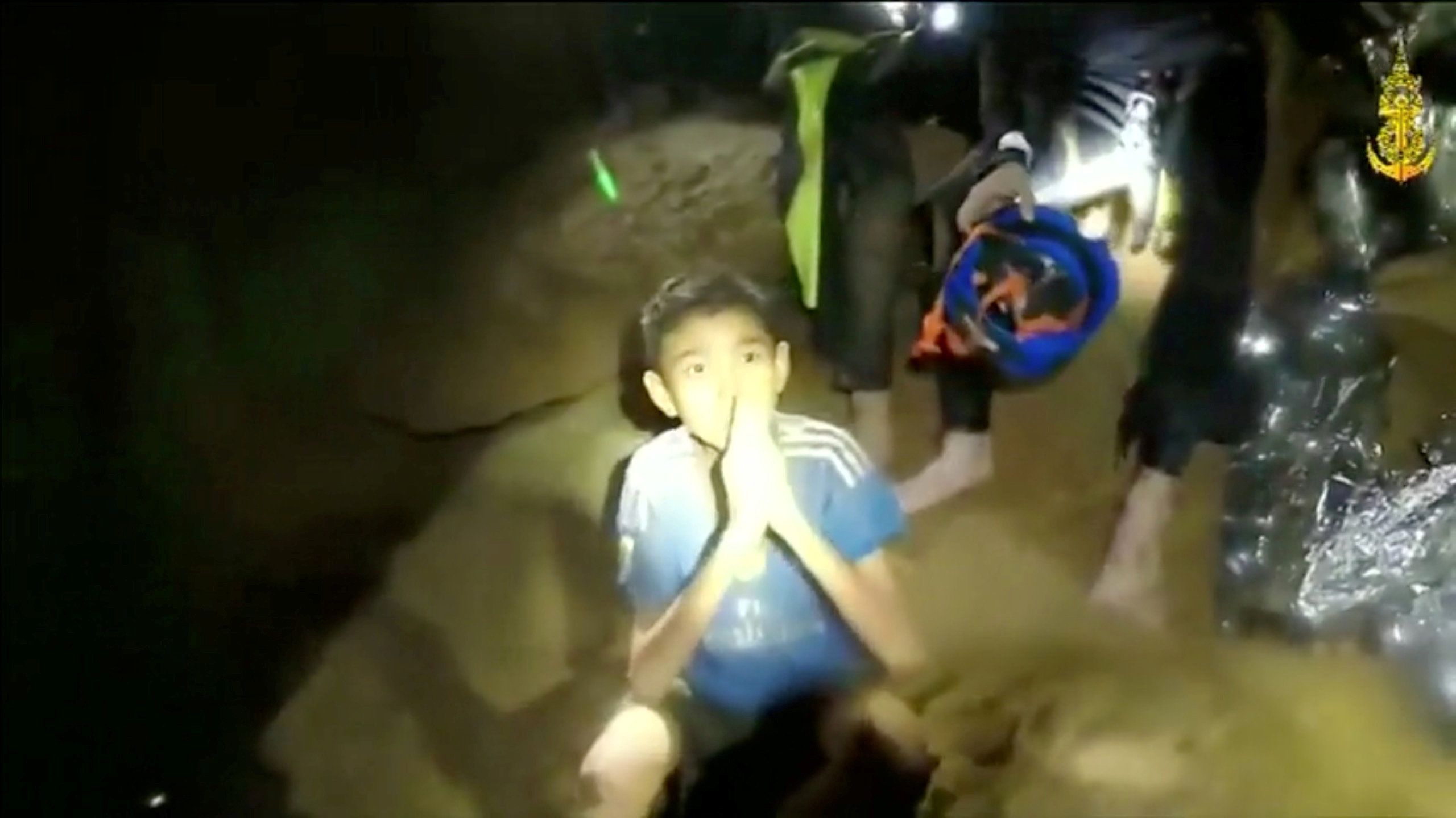 Какую вещь бекки нашли спасатели в пещере. Спасение детей в пещере в Тайланде. Спасение мальчиков из пещеры в Таиланде. Спасение школьников из пещеры в Таиланде. Дети в пещере в Таиланде.