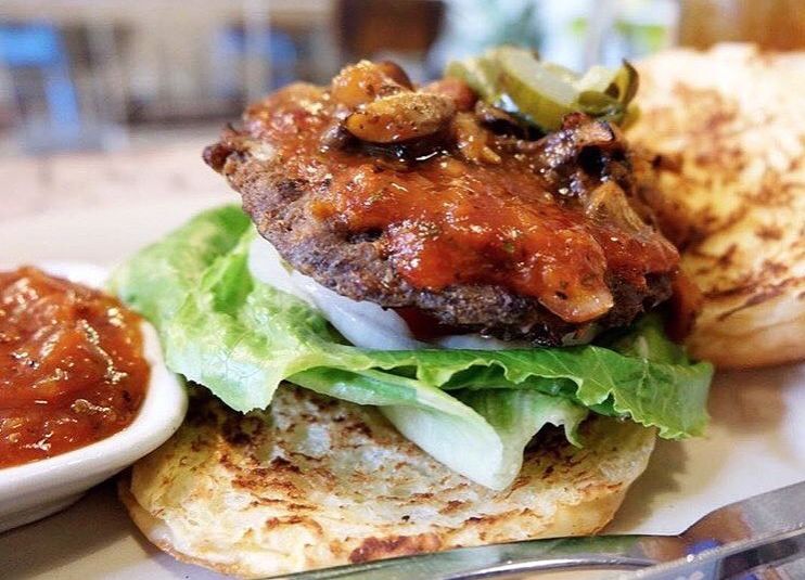 Nongkrong Makan Burger? 8 Tempat di Surabaya Ini Recommended Banget