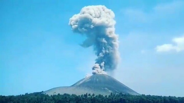 Waspada, Gunung Krakatau Semburkan Lava Pijar