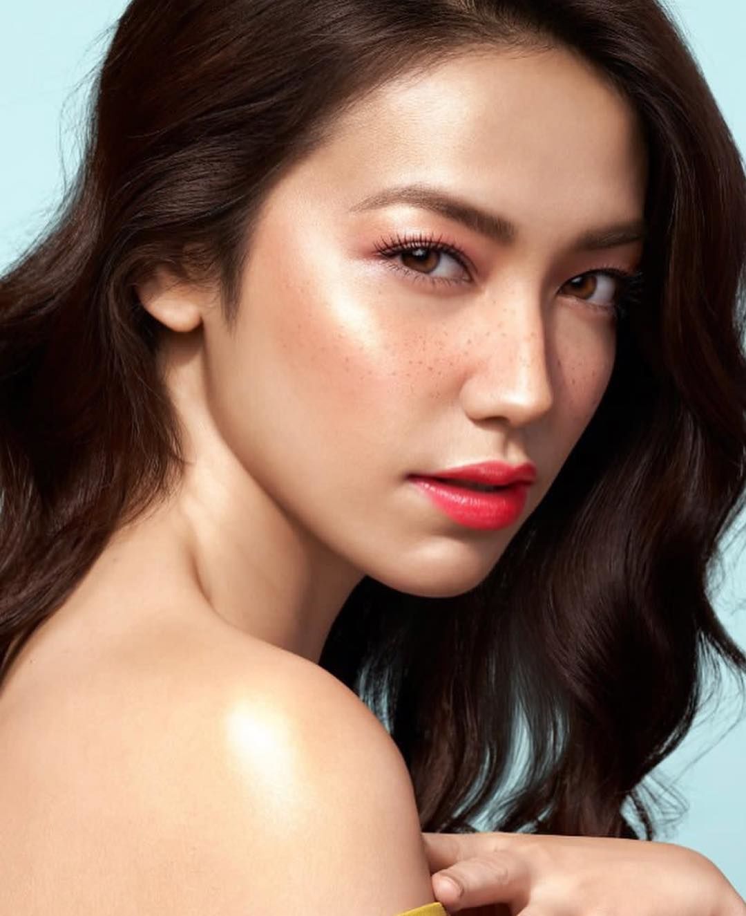 Cantik Gak Harus Mulus, 10 Seleb Ini Percaya Diri dengan Freckles