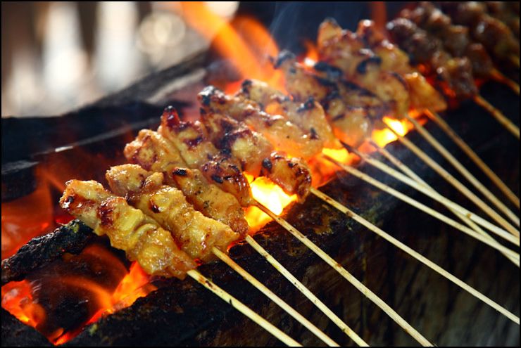 Gak Disadari, 8 Kesalahan Ini Paling Sering Dilakukan Saat Bakar Sate