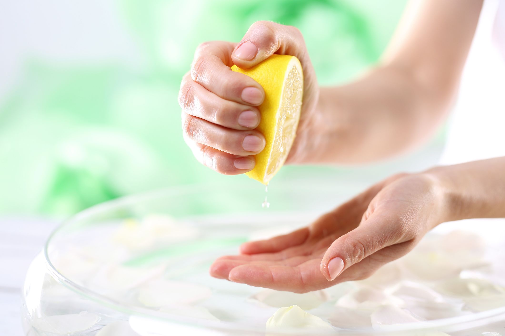 Kamu Sudah Tahu 7 Manfaat Ajaib dari Lemon Segar