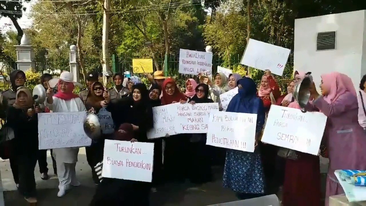 Demo Harga Sembako di Istana Emak  emak  Bawa Peralatan  Dapur 