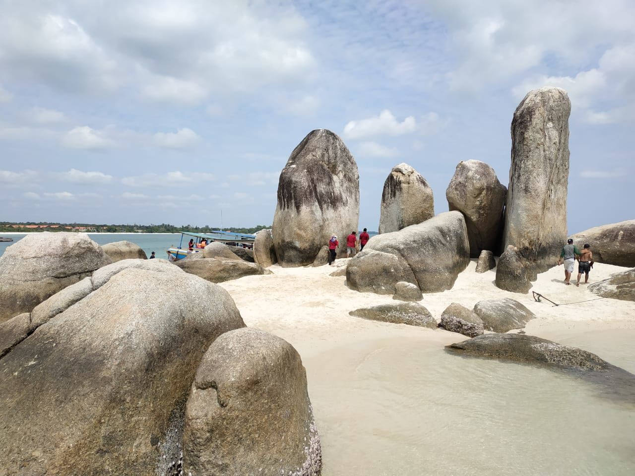 Mengintip Indahnya Pulau-Pulau Kecil di Belitung