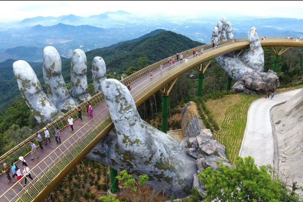 10 Potret Unik Golden Bridge Vietnam, Wisata Baru Yang Epik Banget!