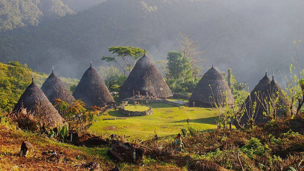 6 Wisata Kampung Adat Di Flores, Pesonanya Begitu Menawan