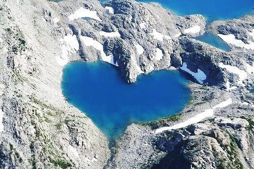 7 Danau Cinta Paling Indah di Dunia, Cocok buat Melamar Si Doi Nih!