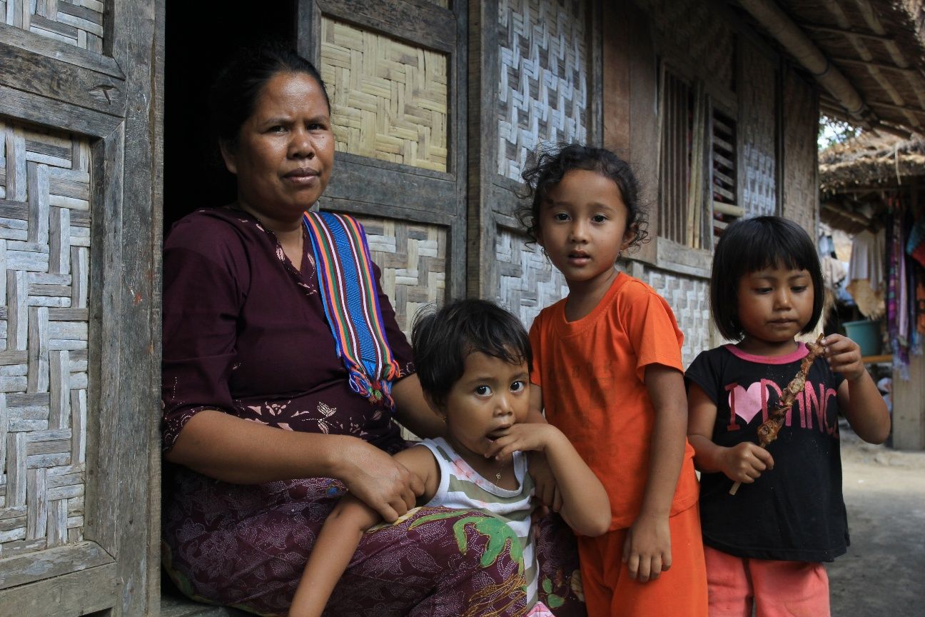 10 Potret Kehidupan Suku Sasak di Desa Sade Lombok, Indonesia Banget!