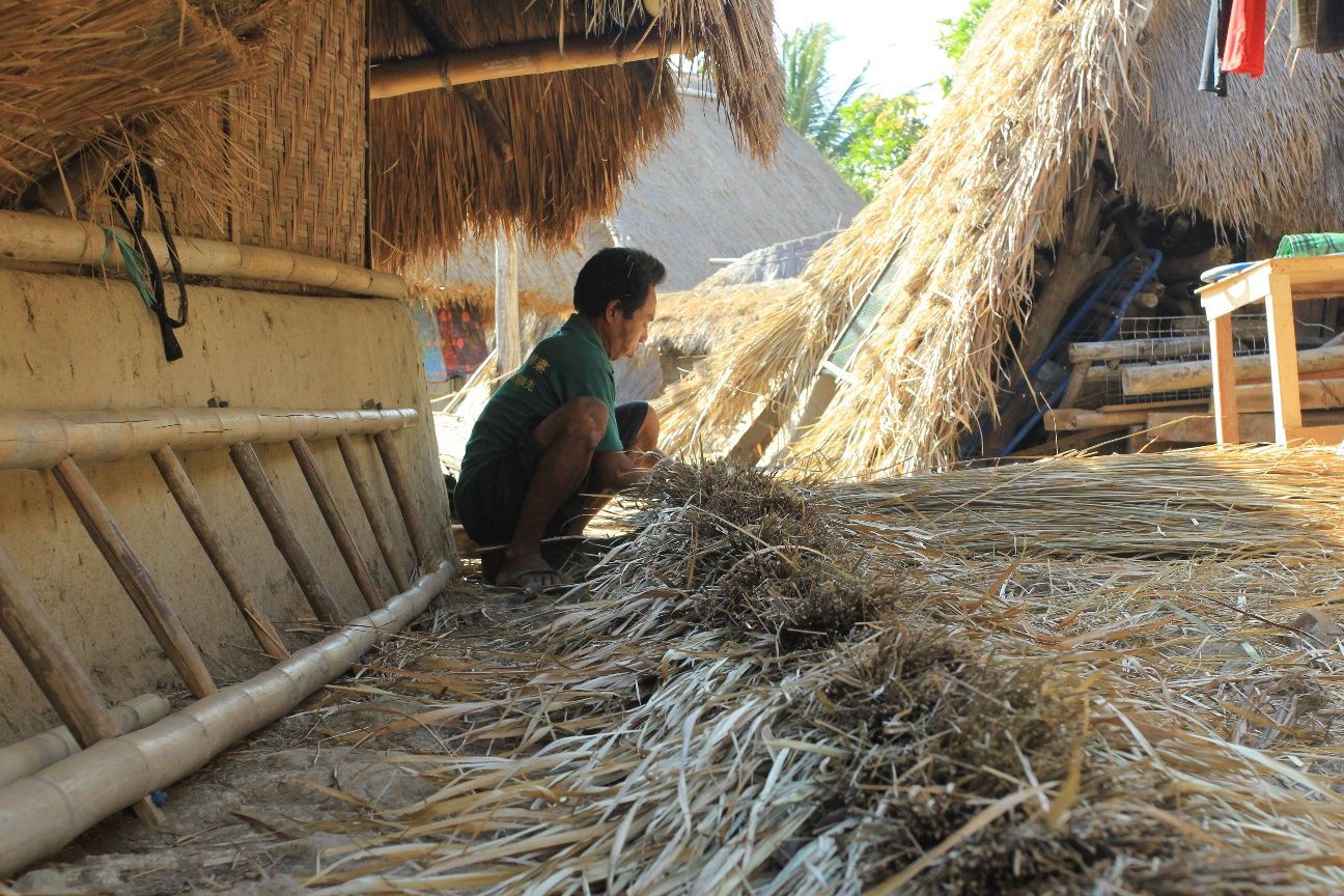 10 Potret Kehidupan Suku Sasak di Desa Sade Lombok, Indonesia Banget!