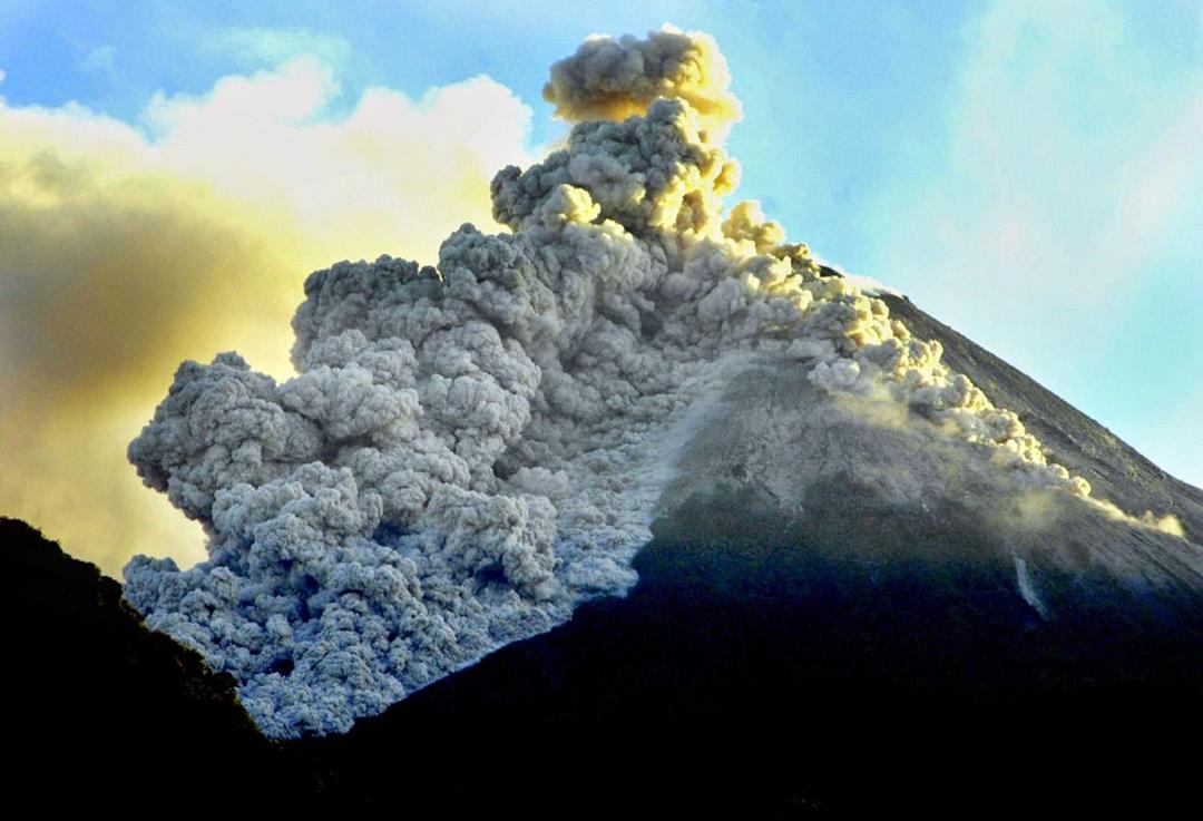 Gunung Merapi Dua Kali Luncurkan Lava Pijar Minggu Dini Hari