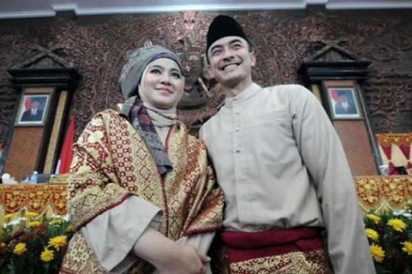 Gugat Cerai Zumi Zola, 10 Potret Pesona Sherrin Tharia yang Anggun