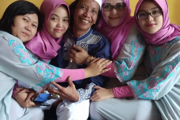 10 Potret Manis Keluarga Bang Mandra yang Jarang Terekspos