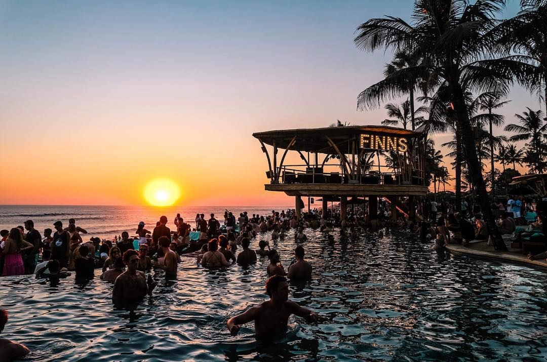 5 Beach Club Di Bali, Cocok Buat Kamu Yang Punya Hobi Bersantai