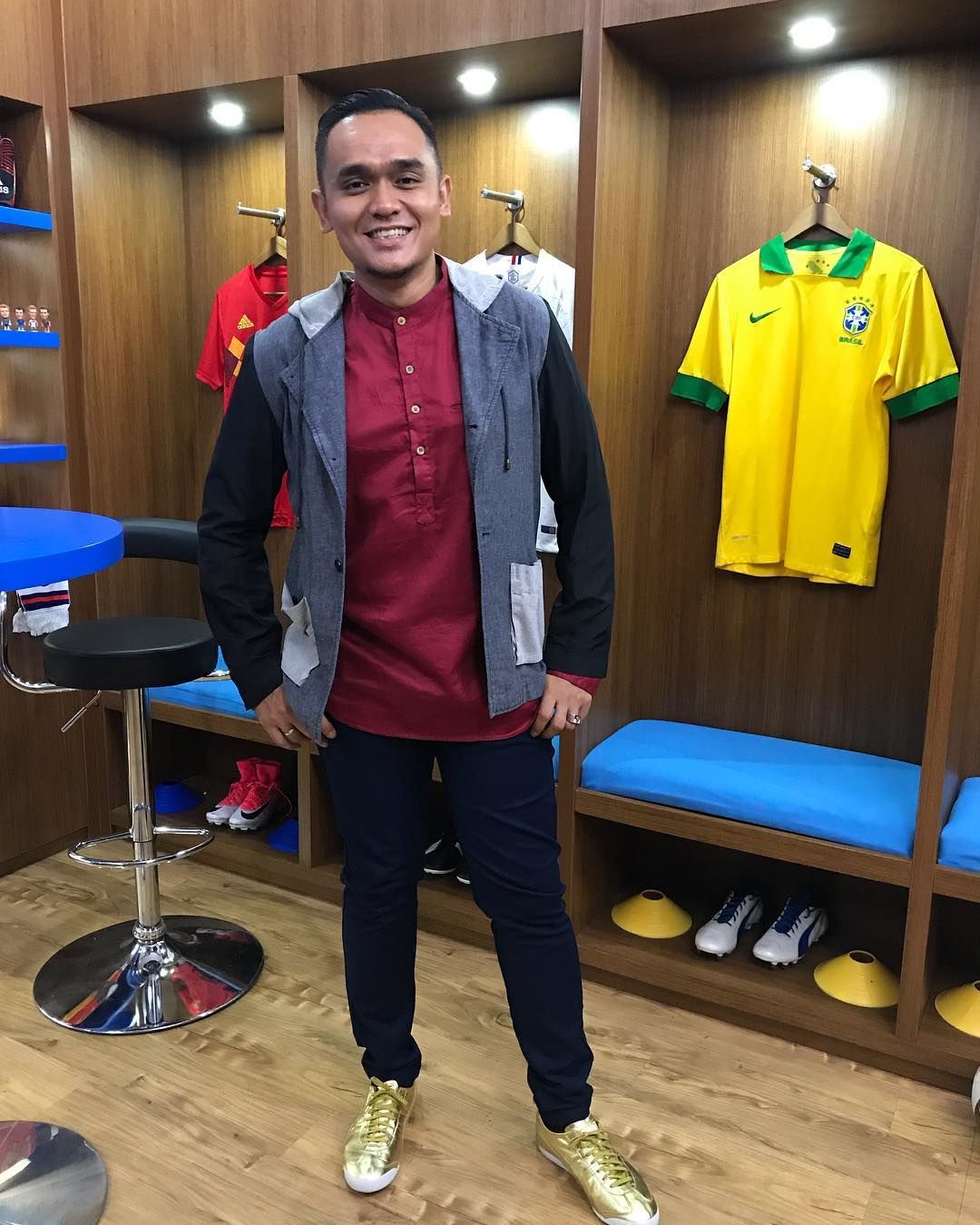 11 Potret Valentino Jebret Presenter Sepak Bola Yang Viral