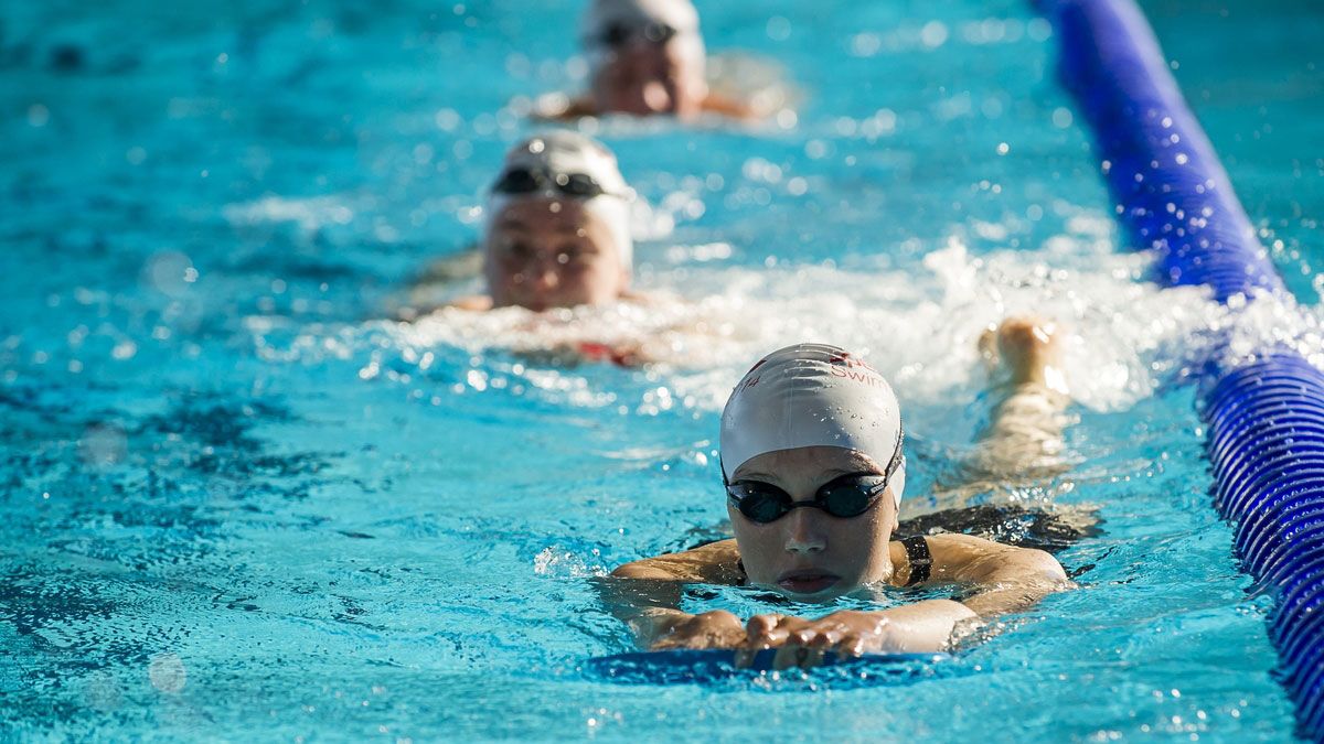 10 Manfaat Kesehatan yang Akan Kamu Peroleh dari Berenang Secara Rutin