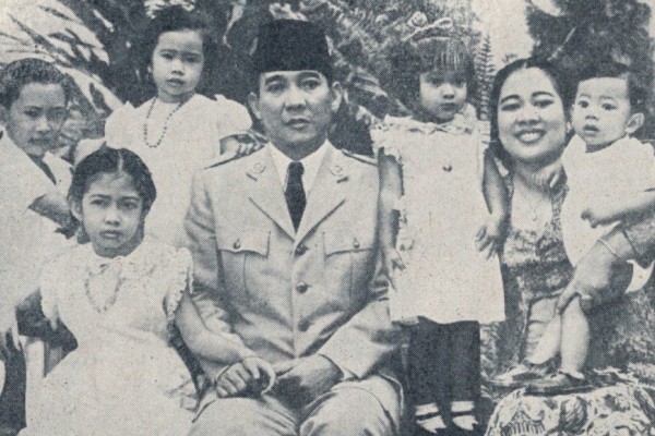 Dijodohkan Hingga Persunting Muridnya, Kisah Cinta 7 Presiden RI