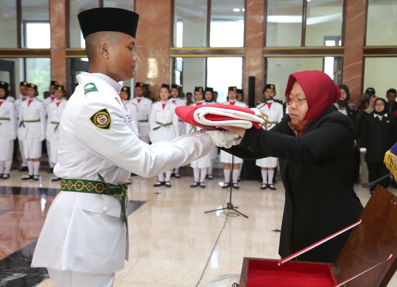 Pengukuhan Paskibraka, Risma: Kibarkan Merah Putih ke Seluruh Dunia