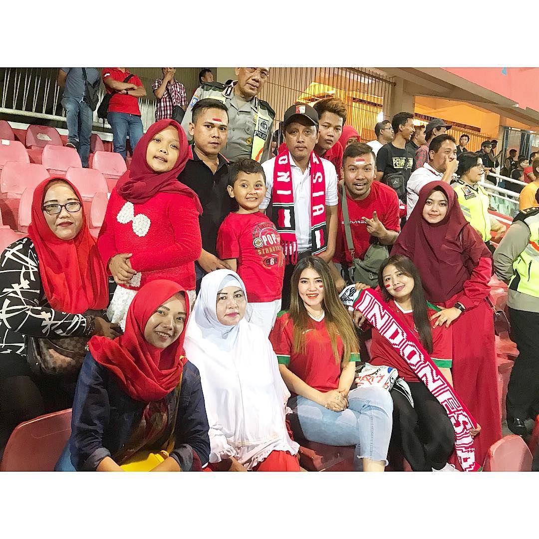 Seru! 10 Momen <a href='https://sumsel.tribunnews.com/tag/via-vallen' title='Via Vallen'>Via Vallen</a> Nonton Sepak Bola Sejak Remaja