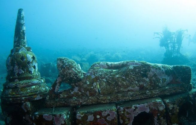 10 Wisata Patung Bawah Laut Terbaik, Ada Favoritnya Chelsea Islan Lho!