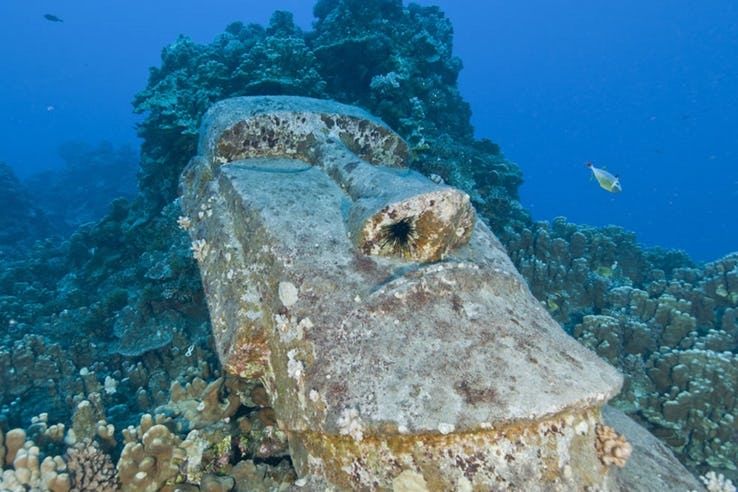 10 Wisata Patung Bawah Laut Terbaik, Ada Favoritnya Chelsea Islan Lho!