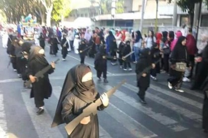 Siswi TK Bercadar dan 'Bersenjata' Saat Pawai 17-an, Ini Alasannya
