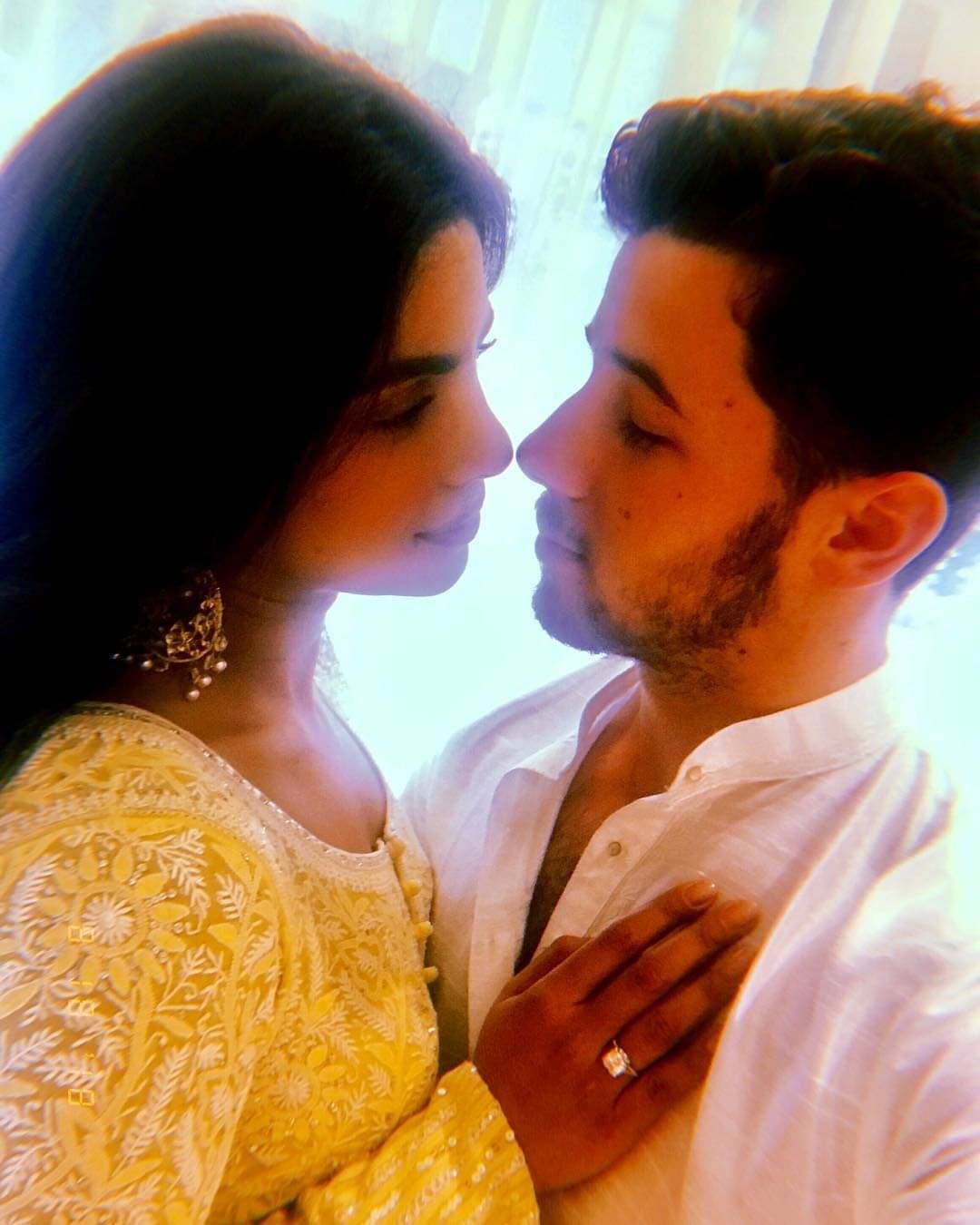 10 Momen Bahagia Pertunangan Priyanka Chopra & Nick Jonas