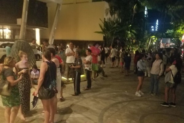 Akibat Gempa Lombok Wisatawan Di Bali Berhamburan Ke Luar Hotel