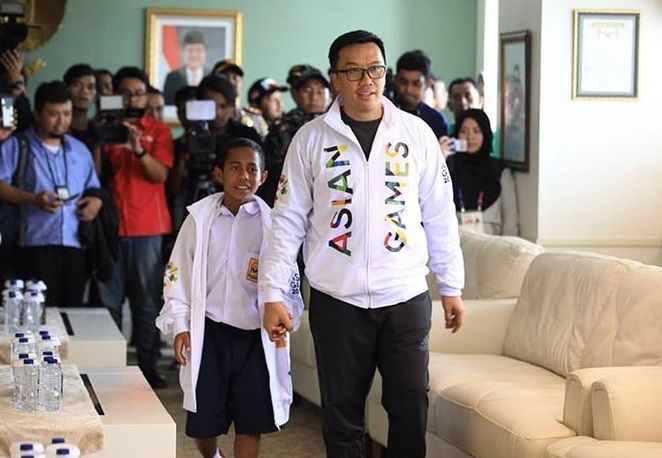 Jokowi Hadiahi Joni Si Pemanjat Tiang Bendera Sepeda Dan Rumah