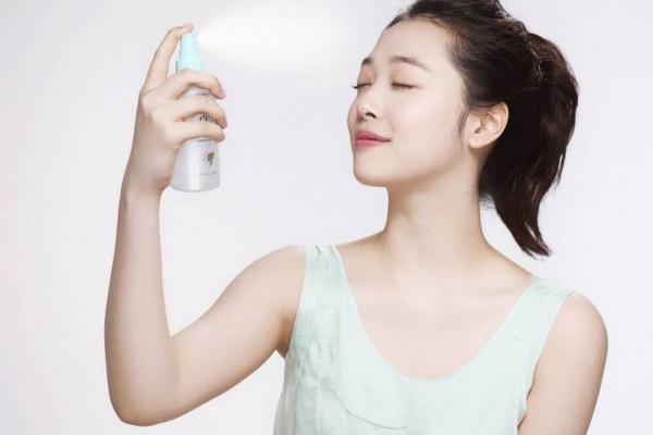 Hasil gambar untuk spray your face with a hydrating