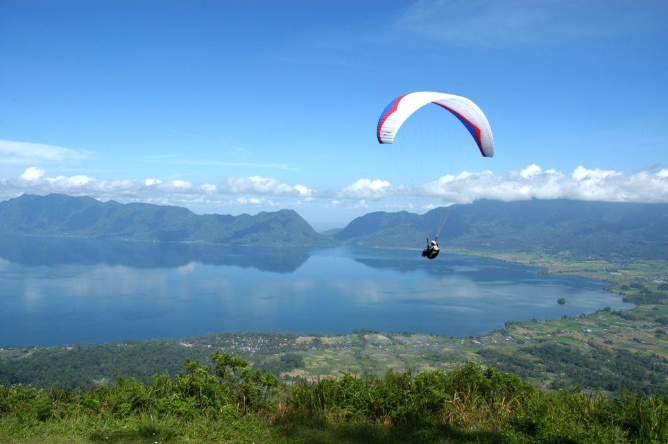 7 Spot Paralayang Terbaik Indonesia, Murah dan Seru Banget