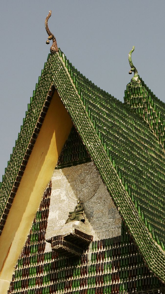 Uniknya Kuil 1,5 Juta Botol 'Wat Pa Maha Chedi Kaew' di Thailand
