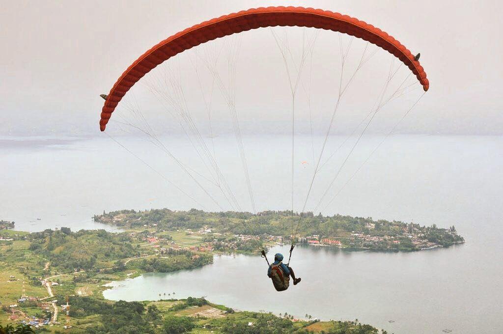 7 Spot Paralayang Terbaik Indonesia, Murah dan Seru Banget