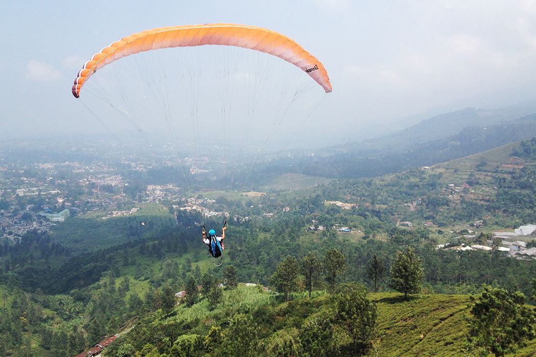 7 Spot Paralayang Terbaik Indonesia, Murah dan Seru Banget